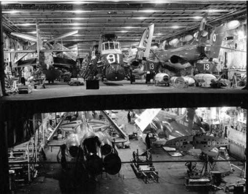 HMS Ark Royal_doble hangar