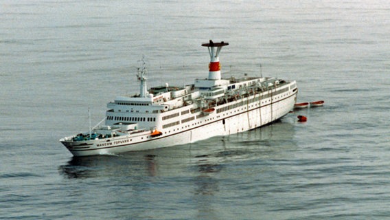 TS Maxim Gorkiy_iceberg