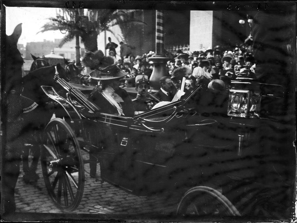 alfons_xiii_i_victria_eugenia_en_un_cotxe_en_visita_oficial_a_barcelona