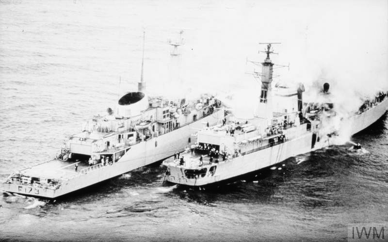 HMS ARROW ALONGSIDE HMS SHEFFIELD, 4 MAY 1982: PHOTOGRAPHS BY BR