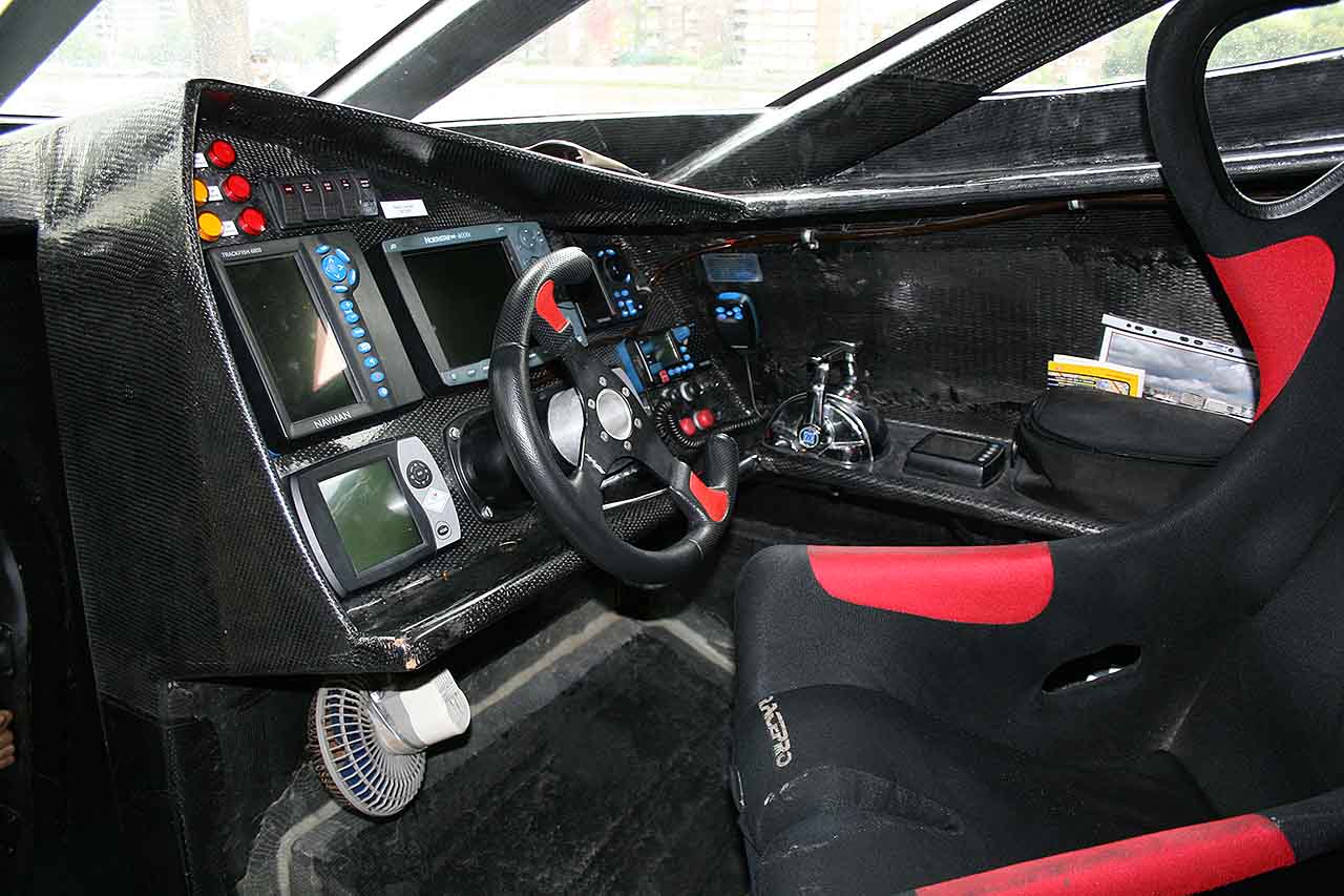 Earthrace cabina - PB-WK